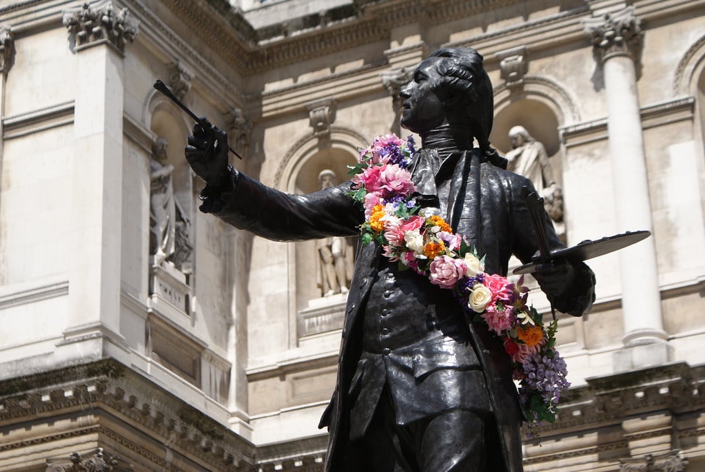 Devant la Royal Academy of Arts à Londres dans le quartier de Mayfair.