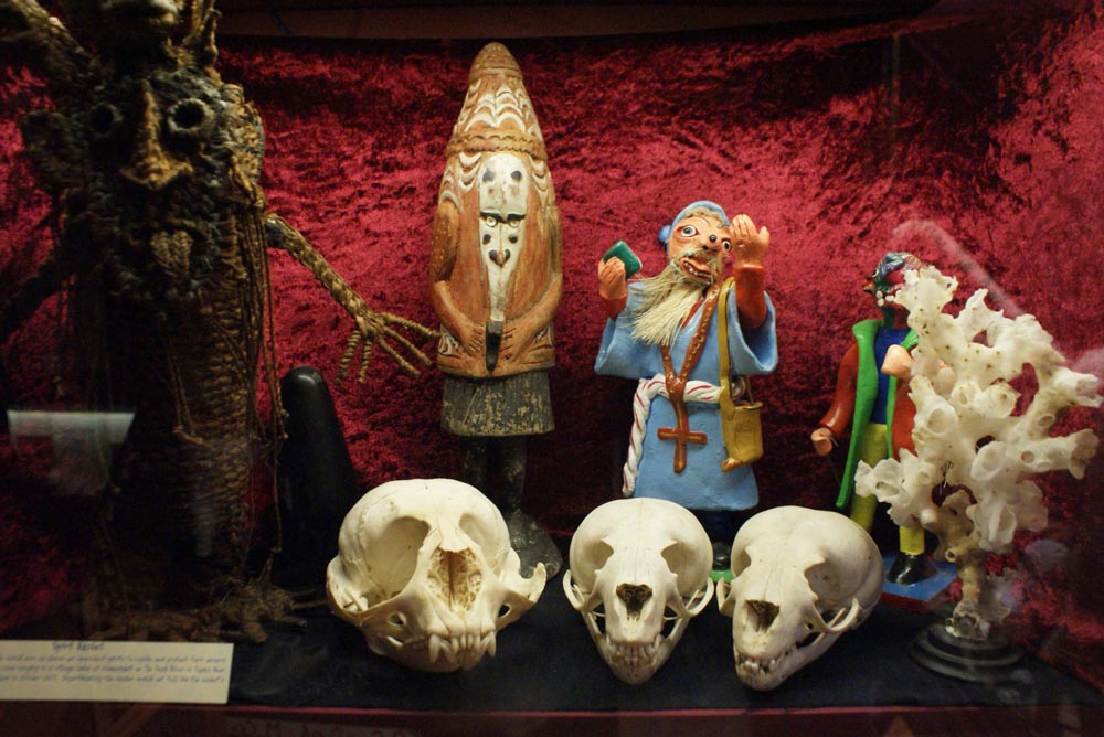 crâne de rongeurs, magiciens en plastique et sculptures exotiques.