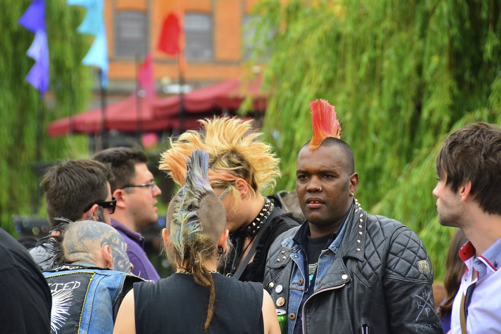 Punks dans le quartier de Camden Town au nord de Londres - Photo de Martin Pettitt