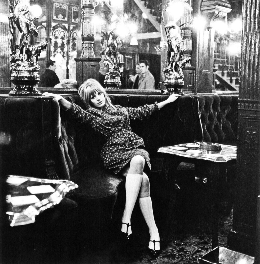 La chanteuse Marianne Faithfull dans le Pub Salisbury dans les années 60, à l'époque un lieu de rencontre gay.