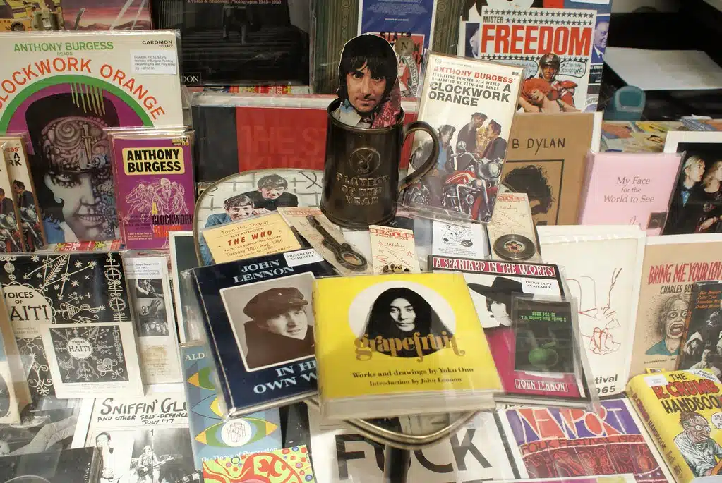 Librairie et magasin de collection Pleasure of past Times sur Cecil Court dans le centre de Londres.