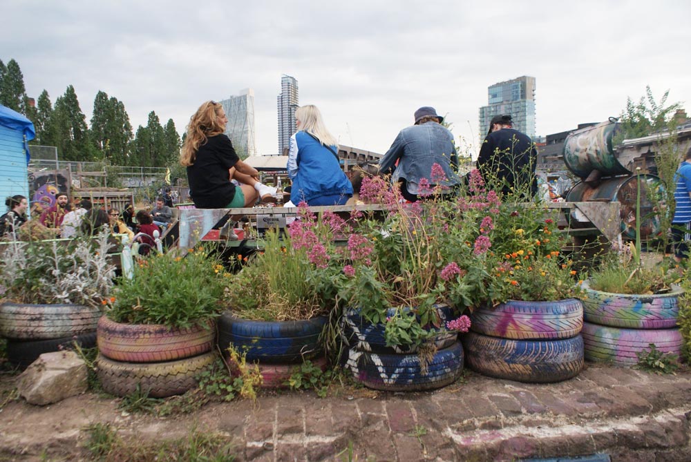 Espace forum au Nomadic community garden de Londres.