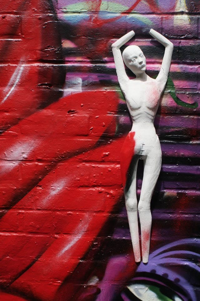 Installation contre les violences faîtes aux femmes au Nomadic community garden de Londres.