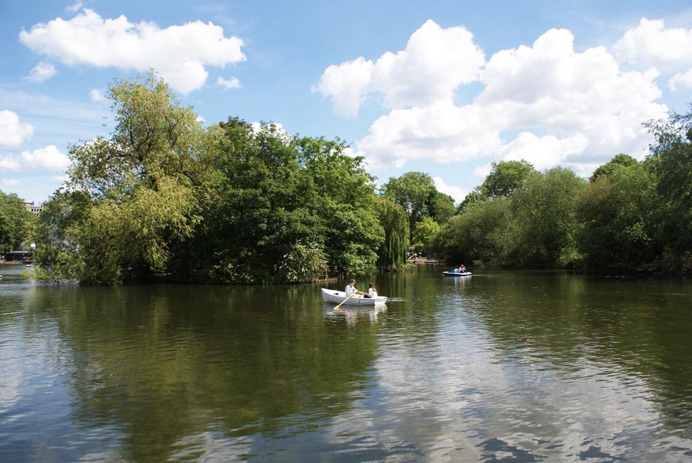 Charmant lac dans la partie sud du Victoria Park près de Bethnal Green à Londres.