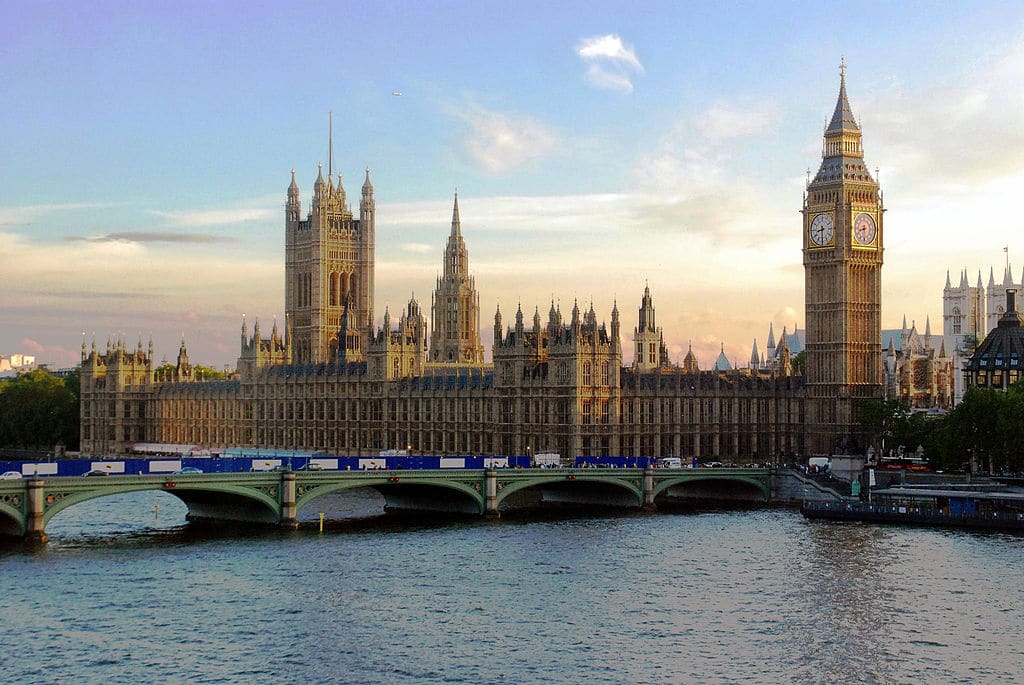 Monument incontournable à Londres : La tour de Big Ben du Parlement britannique. Photo de Mike Gimelfarb