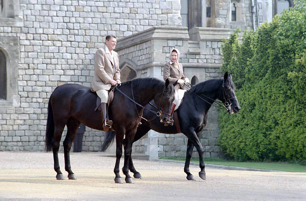 La reine Elisabeth II et le président Ronald Reagan à cheval à Windsor.