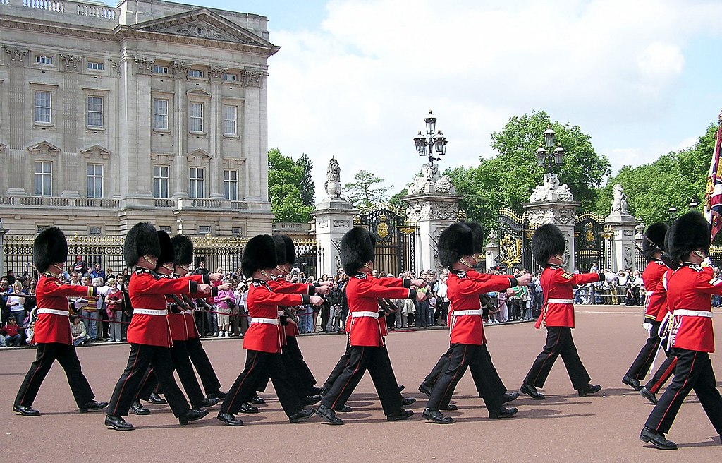 Relève de la garde devant Buckingham Palace.