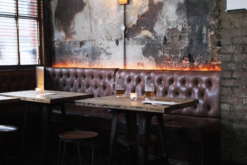 Dans le pub speakeasy Sun Tavern sur Bethnal Green Road.
