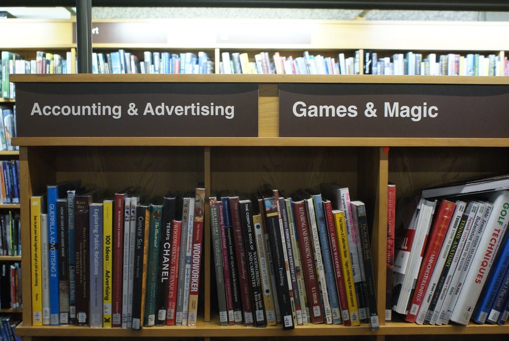 J’adore cette classification : Comptabilité & Publicité d’un côté, Jeu & magie de l’autre.