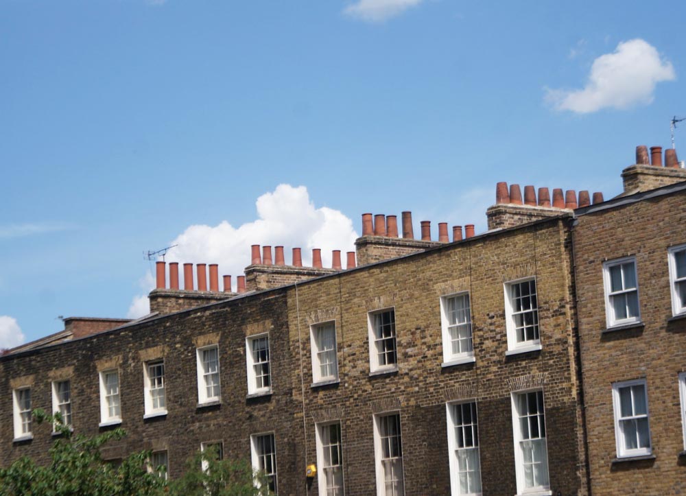 Façade de batiments en briques dans le quartier de Bethnal Green à Londres.