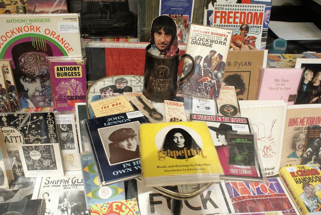 Librairie et magasin de collection Pleasure of past Times sur Cecil Court dans le centre de Londres.