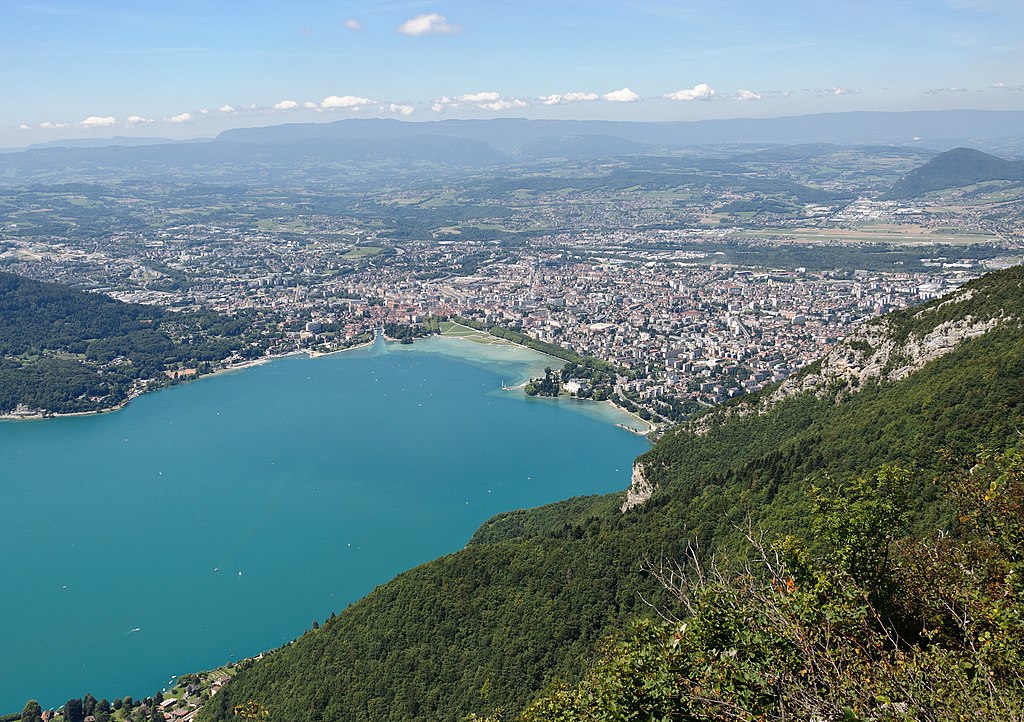  Annecy et le lac d'Annecy vus du mont Veyrier (Haute-Savoie, France). Photo: Myrabella / Wikimedia Commons / CC BY-SA 3.0