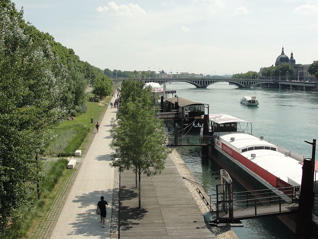 Berges du Rhône en direction du quartier de la Guillotière à Lyon. Photo de MarcD