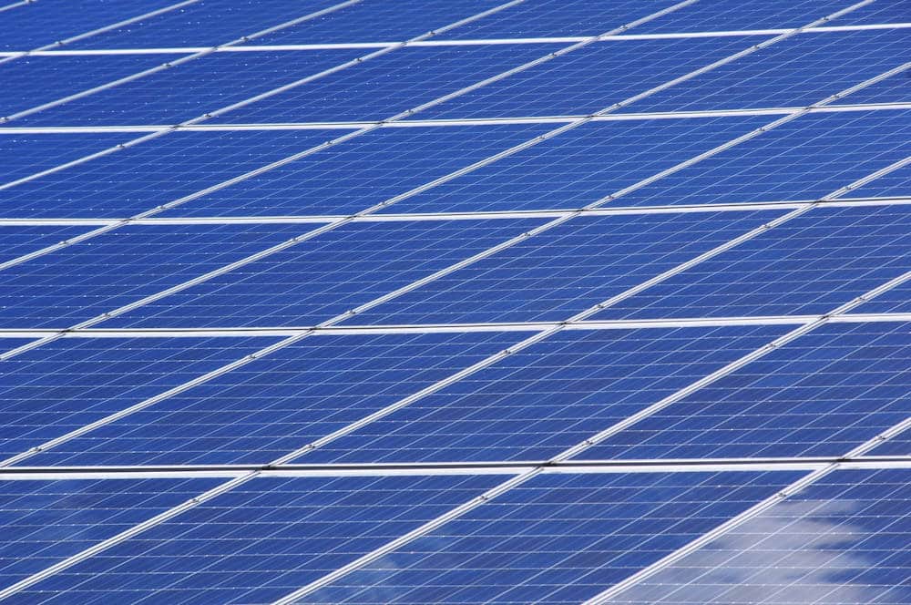 Panneau photovoltaique sur le parking P3 de l'aéroport de Lyon Saint Exupéry.