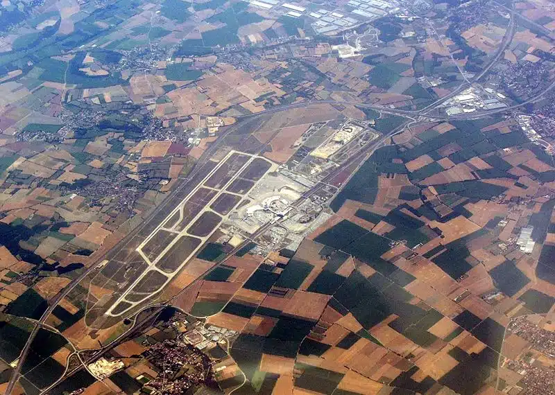 Aéroport de Lyon Saint Exupéry (ex-Satolas) vue du ciel. A 25 km de Lyon dans un paysage agricole. Photo de Hynek Moravec.