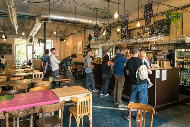 A l'intérieur du Biéristan à Lyon / Villeurbanne, l'une des meilleures adresses où boire une bière dans l'est lyonnais. Photo : Aurélien Audy.