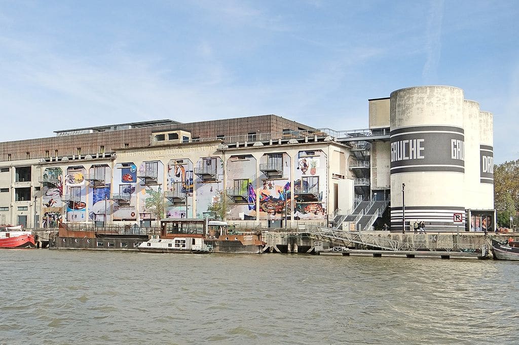 Batiment de la Sucrière, lieux d'expos dans le quartier de Confluence à Lyon - Photo de Jean Pierre Dalbéra