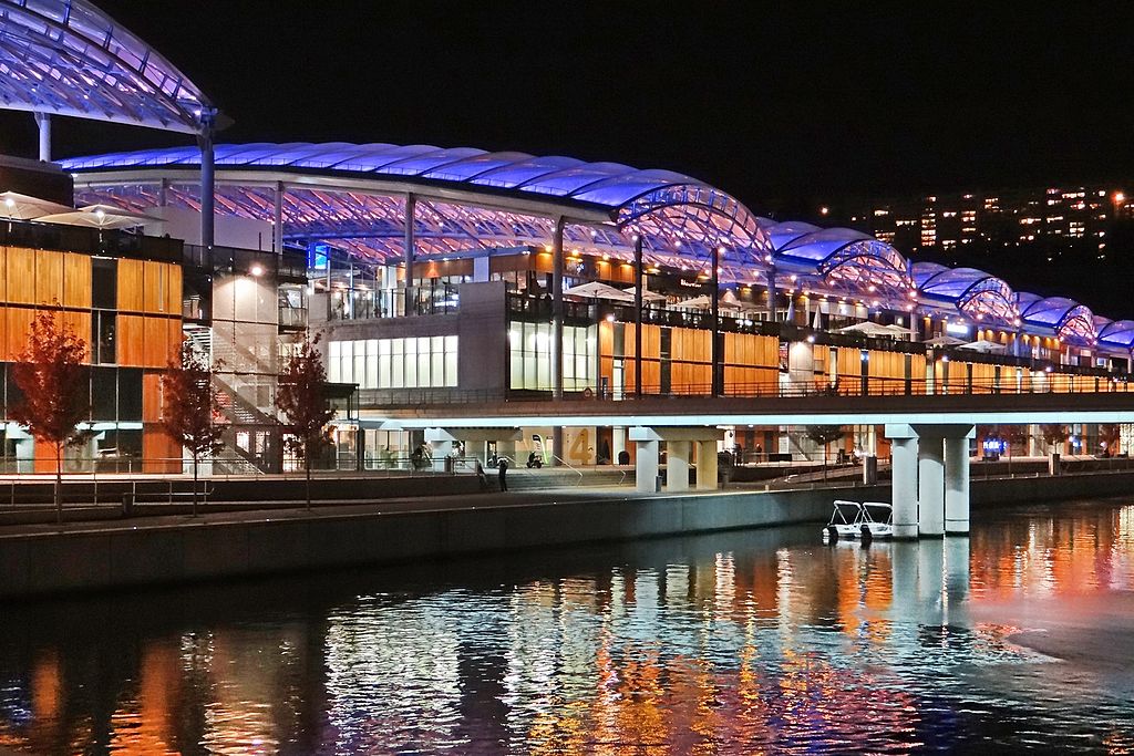 Centre Commercial de la Confluence à Lyon côté pôle nautique. Photo de Jean Pierre Dalbéra