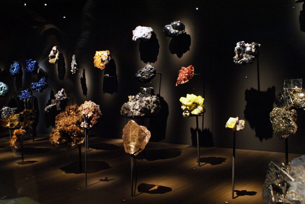 Collection de minéraux dans le Musée de la Confluence à Lyon.