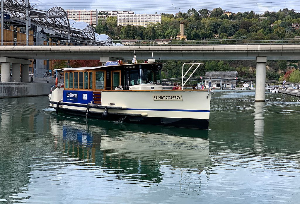Le Vaporetto est une liaison fluviale sur la Saône dont le point de départ est le pôle nautique de la Confluence à Lyon. Photo de Benoît Prieur CC by SA