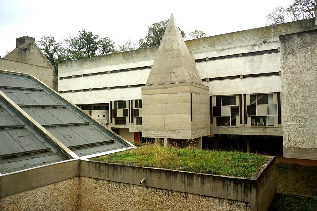 Cour du Couvent de la Tourette près de Lyon.