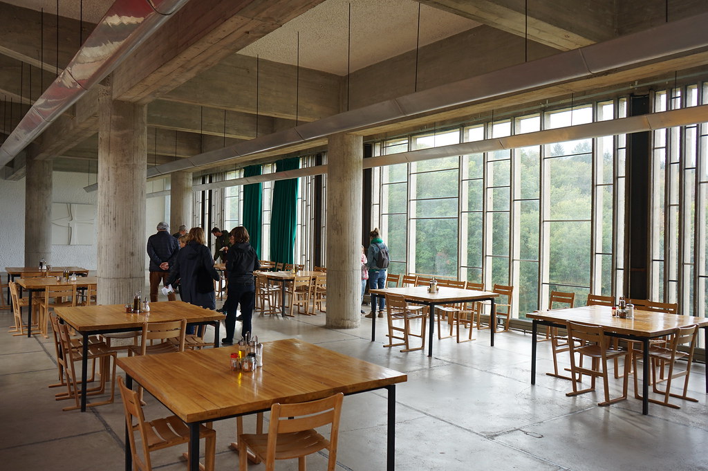 > Salle du réfectoire du couvent de la Tourette à Eveux près de Lyon.