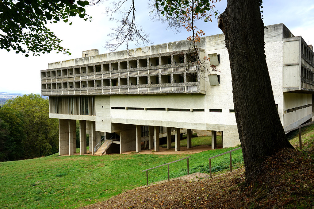 Vue sur le Couvent de la Tourette par le Corbusier.