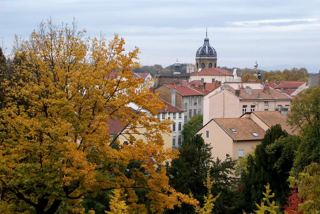 Vue sur l'église des Chartreux dans le quartier de la Croix Rousse à Lyon.