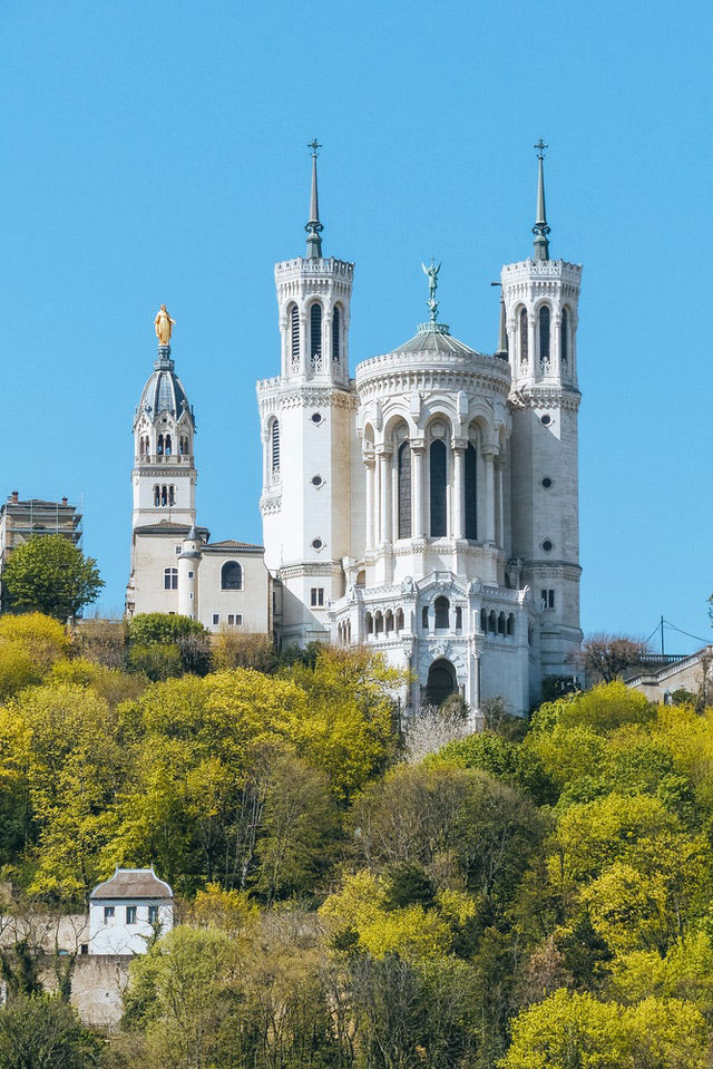 Basilique de Fourvière, l'embleme de Lyon sur la colline qui prie - Photo d'Atypeek