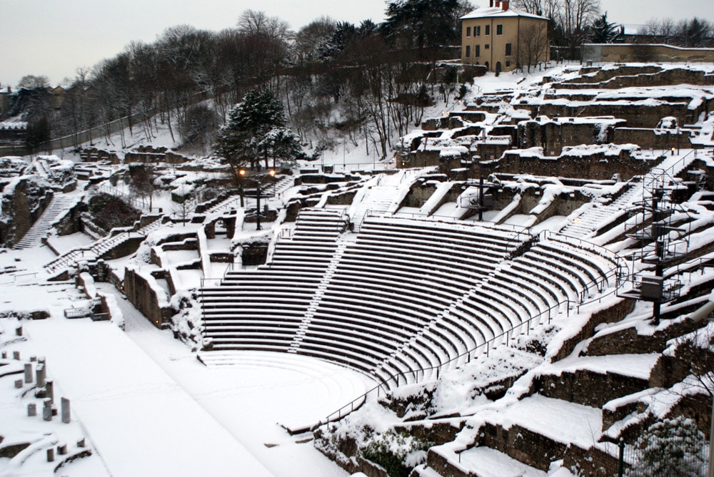 Théâtre Gallo-romain de Fourvière à Lyon sous la neige.