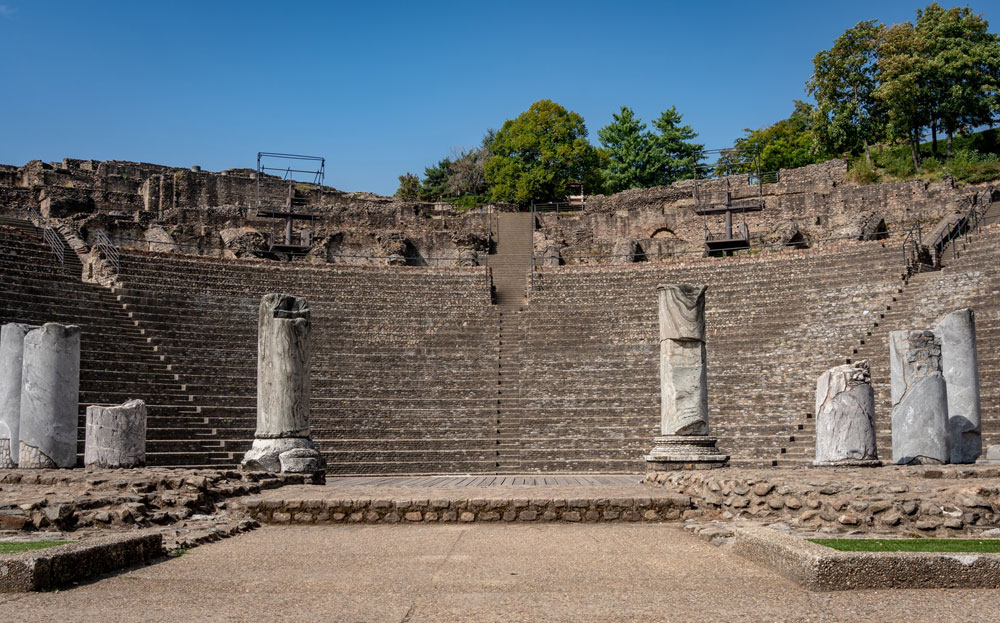 Vue depuis l'arrière de la scène du Théâtre Gallo-romain de Fourvière à Lyon - Photo de Mike Benna