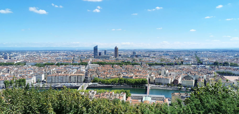 Vue sur Lyon depuis l'esplanade de la Basilique de Fourvière : L'une des plus spectaculaires et des plus visitées. Photo de Valentina Paurevic