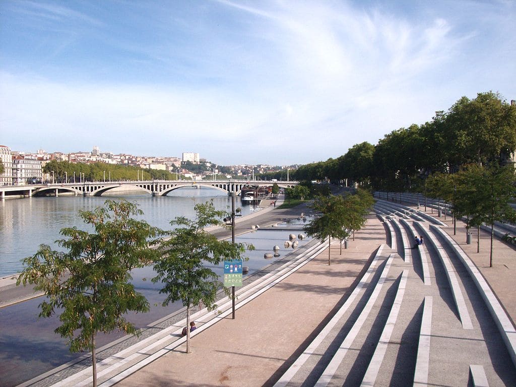 Berges du Rhône dans le quartier de Guillotière à Lyon.