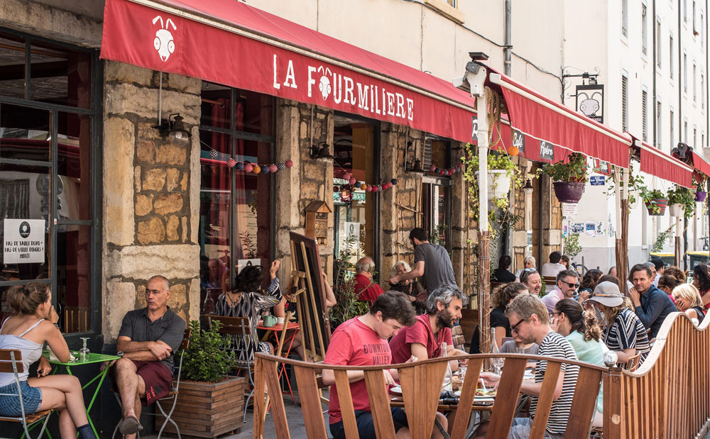 Terrasse du bar La Fourmillière dans le quartier de Guillotière à Lyon.