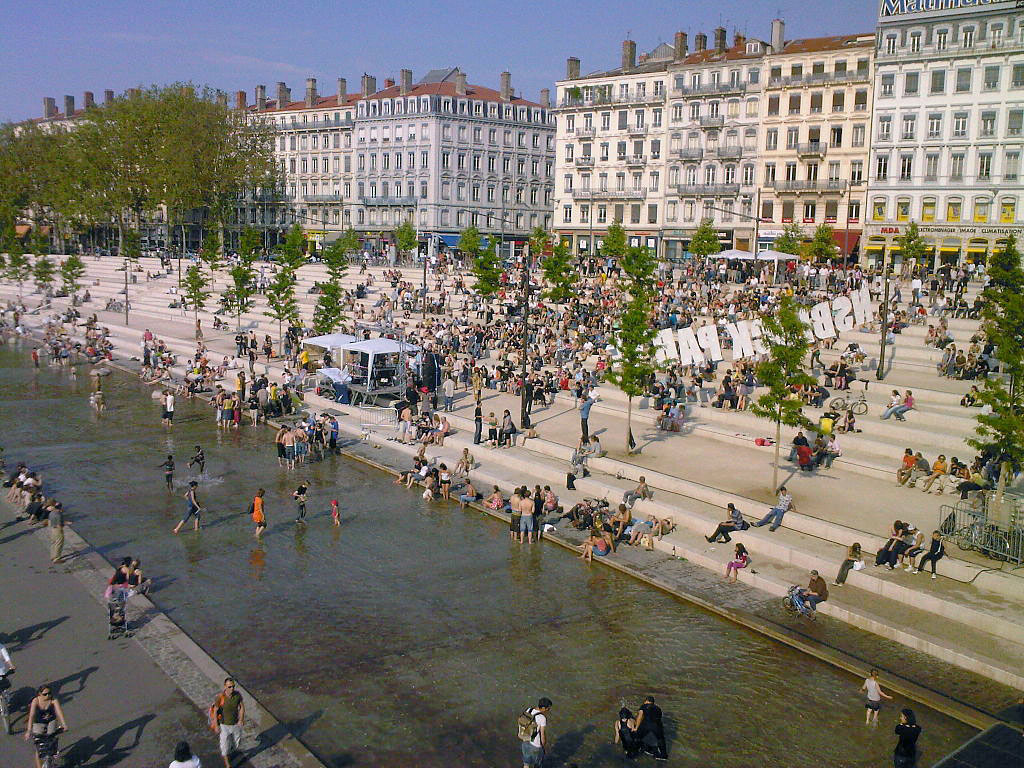 Esplanade sur les Berges du Rhône dans le quartier de Guillotière à Lyon. Photo de Twowings