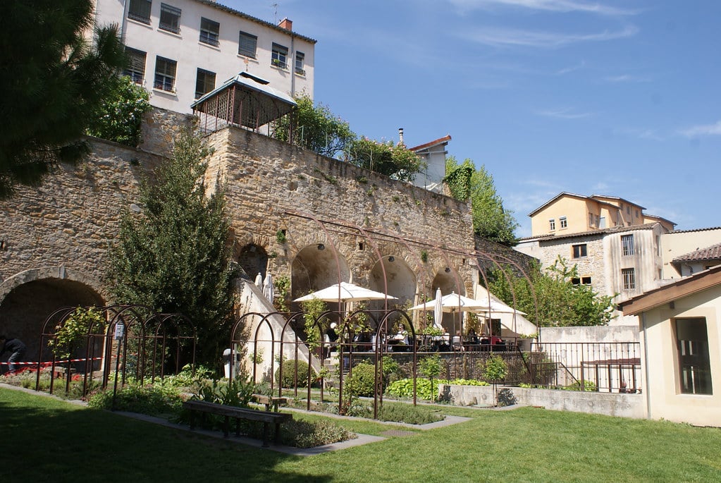 Dans le jardin du Musée  du Musée Gadagne à Lyon.