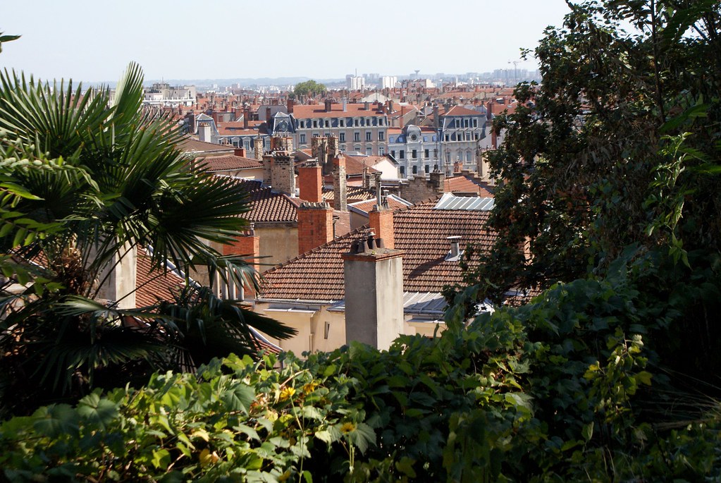 Vue insolite d'un jardin au dessus de Lyon.