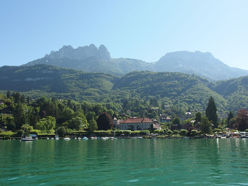 Abbaye de Talloires sur la Lac d'Annecy. Photo de Guilhem Vellut / Wikimedia Commons / CC BY 4.0