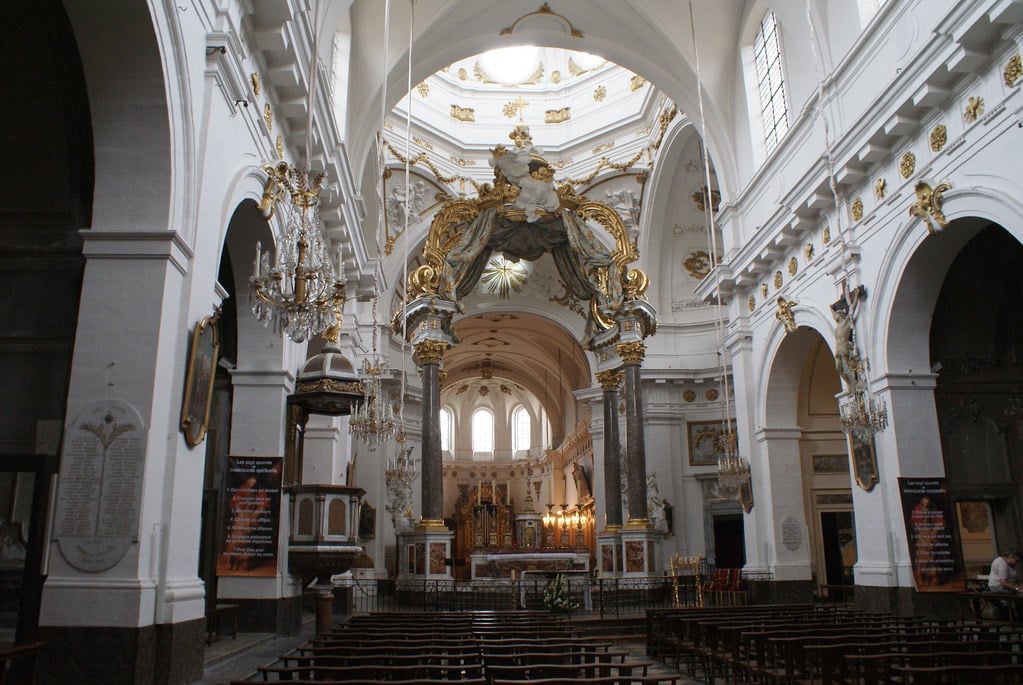 Nef et baldaquin de l'église Saint Bruno des Chartreux à Lyon.