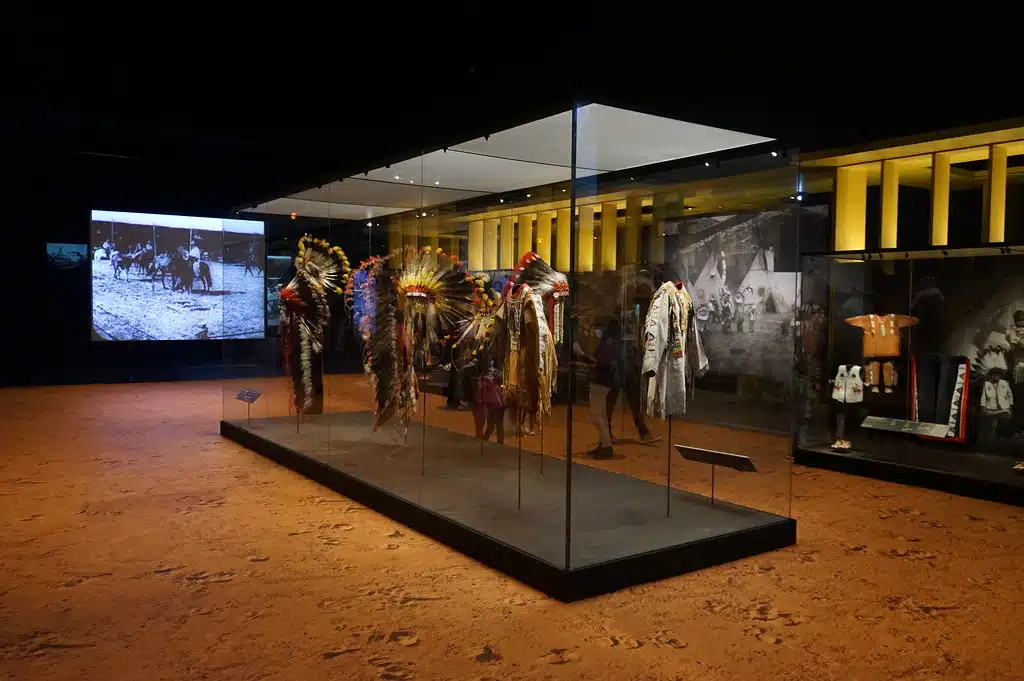 Exposition sur les Indiens d'Amérique au Musée de la Confluence à Lyon.