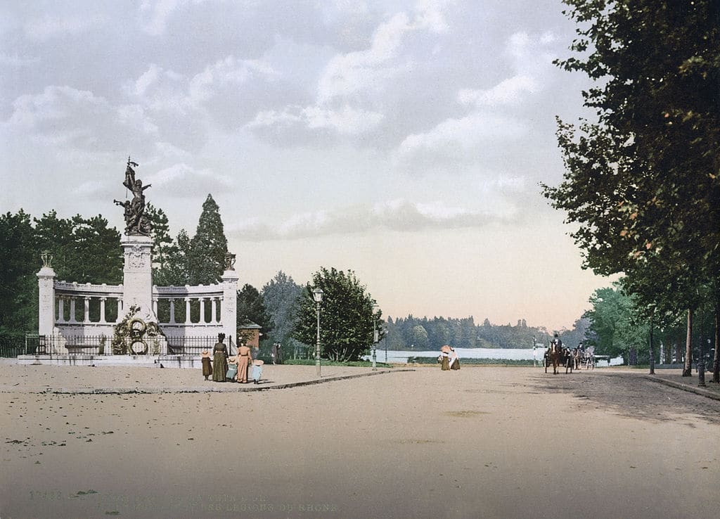 Entrée principale du Parc de la Tête d'Or à Lyon avant la construction de la grille monumentale.