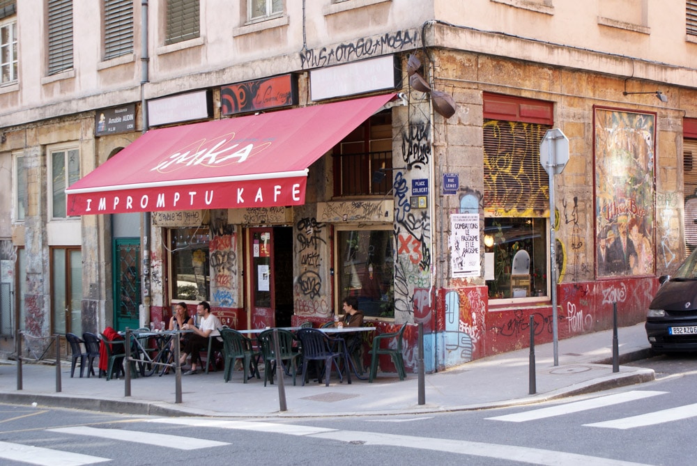 Bar de la place Colbert à 2 pas de la Cour des Voraces dans les pentes de la Croix Rousse à Lyon.