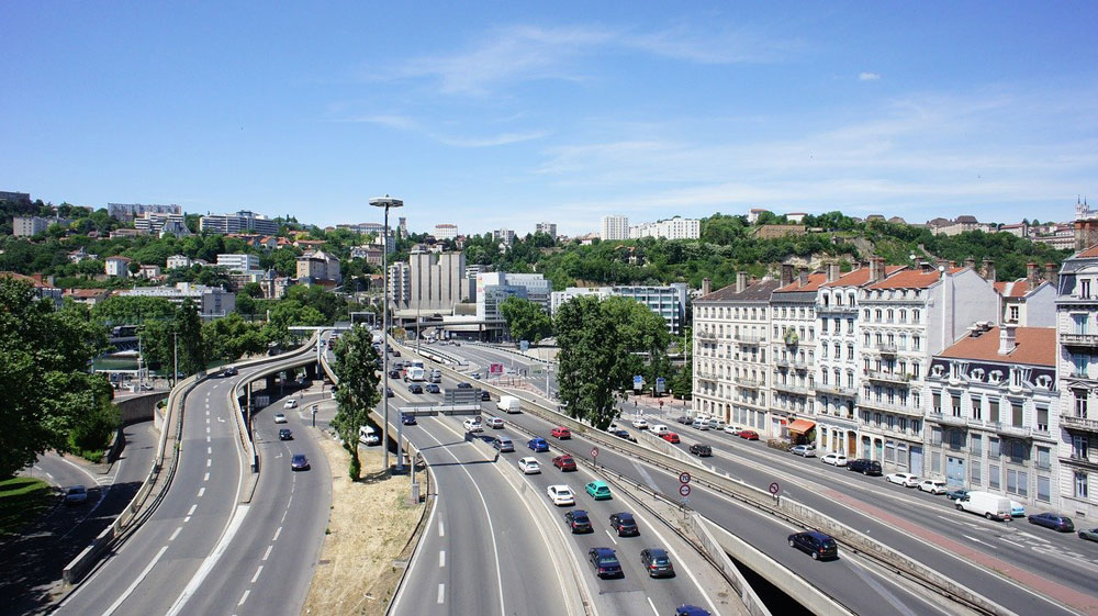 Autoroute urbaine dans le quartier de Perrache à Lyon.