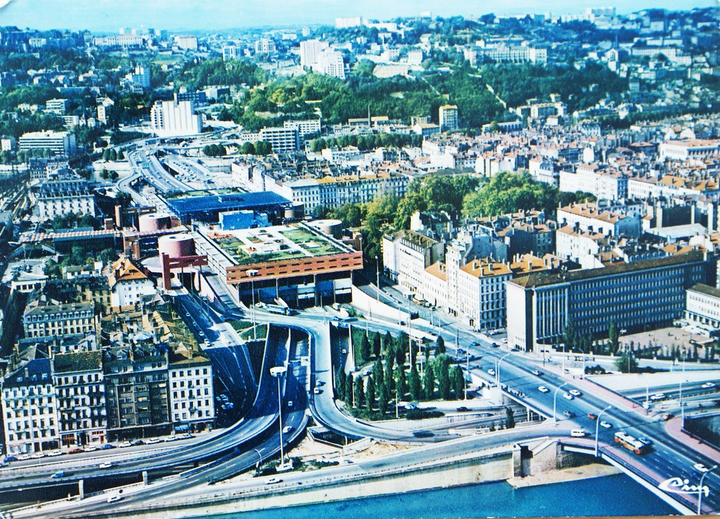 Echangeur de Perrache à Lyon avec la gare ferroviaire, la gare routière et l'autoroute.