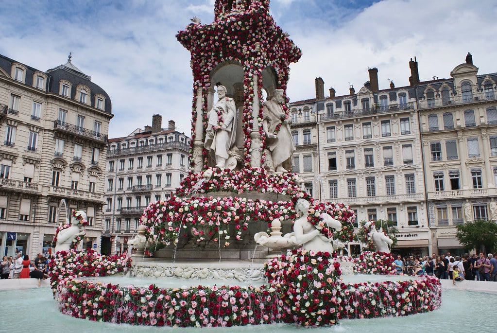 La fontaine des Jacobins fleuries lors de la journée de la rose à Lyon.