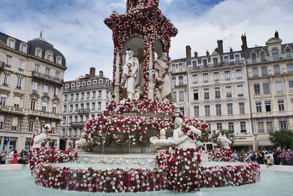 La fontaine des Jacobins fleuries lors de la journée de la rose à Lyon.