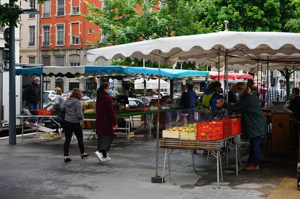 Au marché Saint Vincent sur la quais de Saône à Lyon.