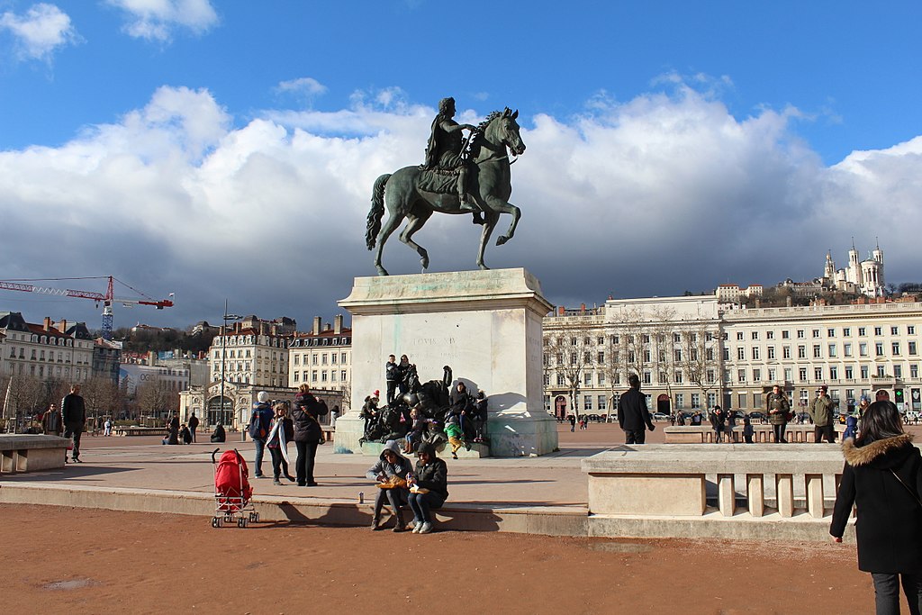 Place Bellecour, le coeur du quartier de la Presqu'île à Lyon avec Louis XIV sur son cheval de bronze. Photo de Chabe01