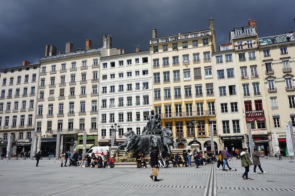 Sur la place des Terreaux à Lyon par une journée orageuse.