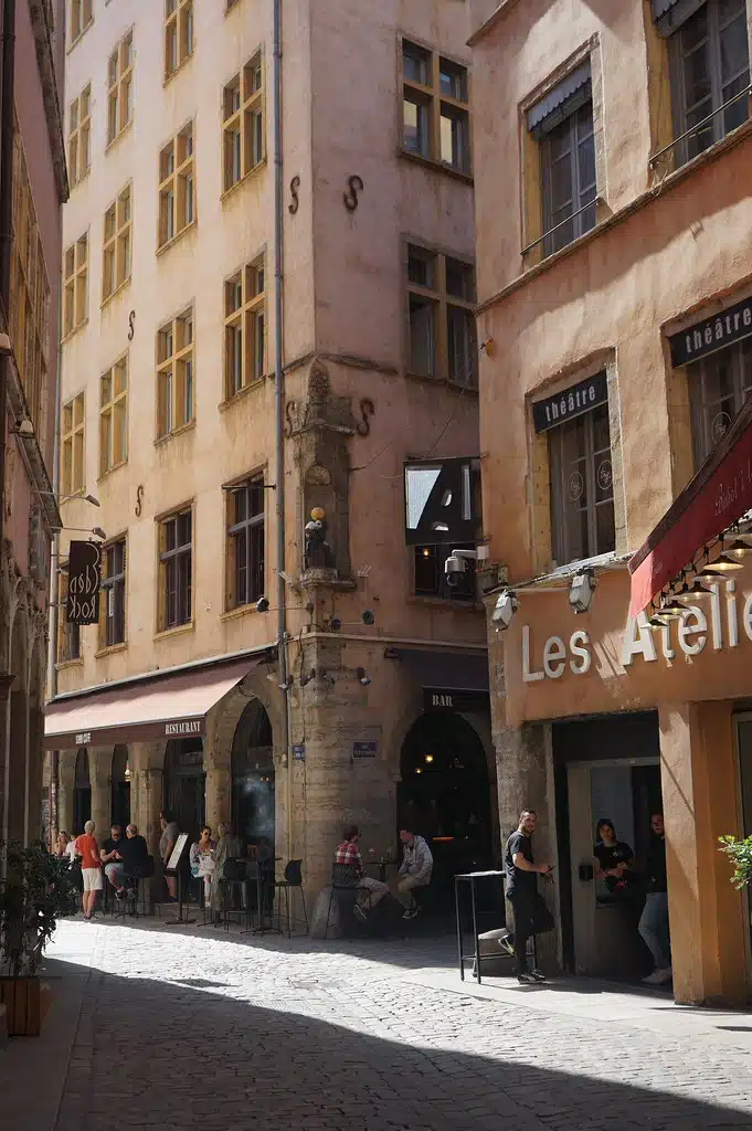 Dans la rue Mercière sur la Presqu'île à Lyon.